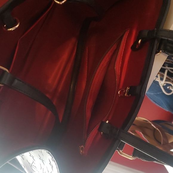 Handbags - Picture 5 of 6